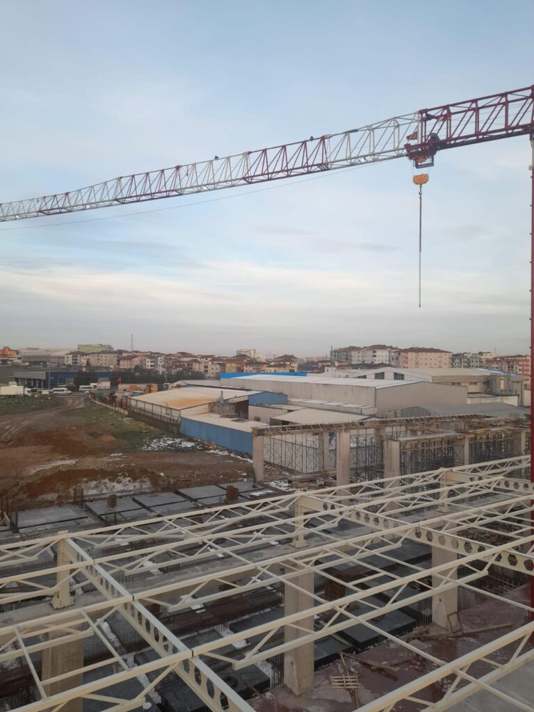 Yöre süt şantiyesi çelik çatı montajında kule vinç ile montaj gerçekleştirildi.