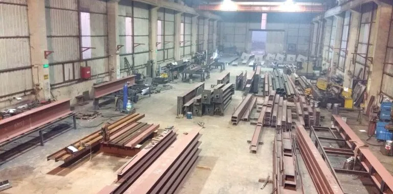 Astar boyalı kirişlerin dizildiği Atılım Endüstri imalat atölyesi