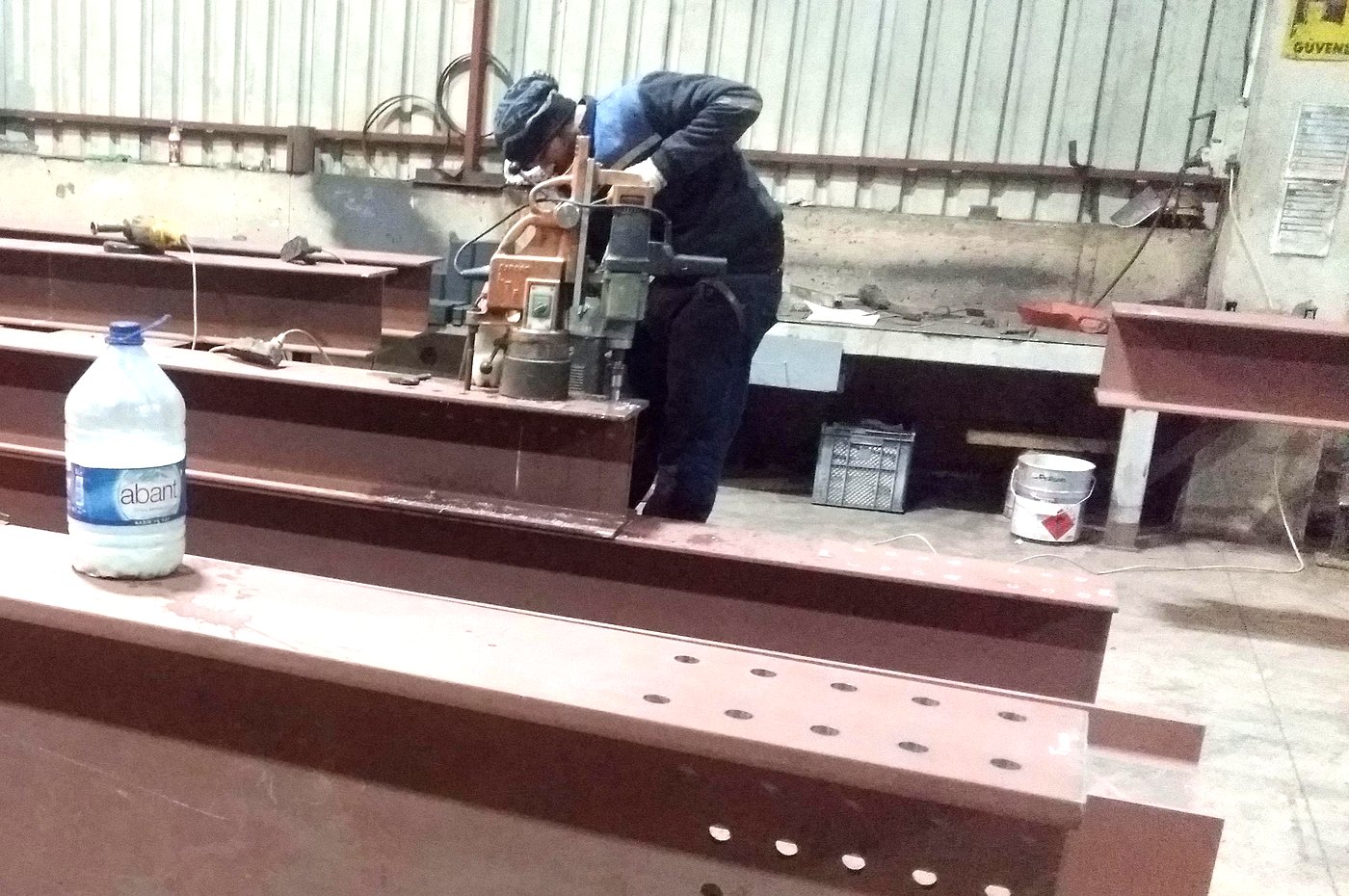 İki kaynakçının astar boyalı çelik kiriş üzerinde kaynak yapması
