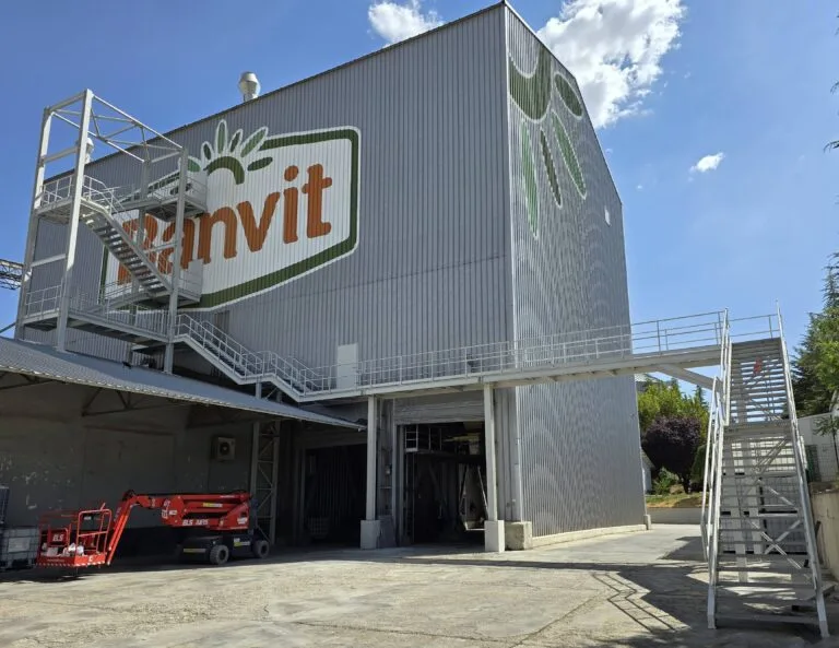 Banvit Elazığ yem tesisinde erişim ve yangın merdiveni olarak imal edilen çelik merdiven