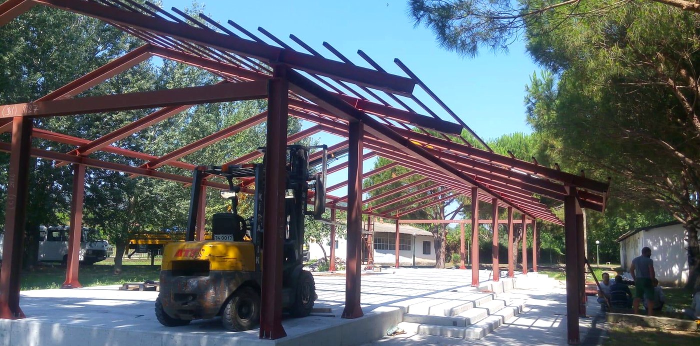 Tek katlı çelik konutta eğimli çatı makaslarının montajı