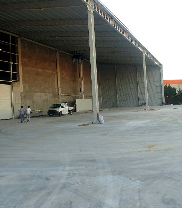 Yanları açık, geniş açıklıklı çelik depo sundurması