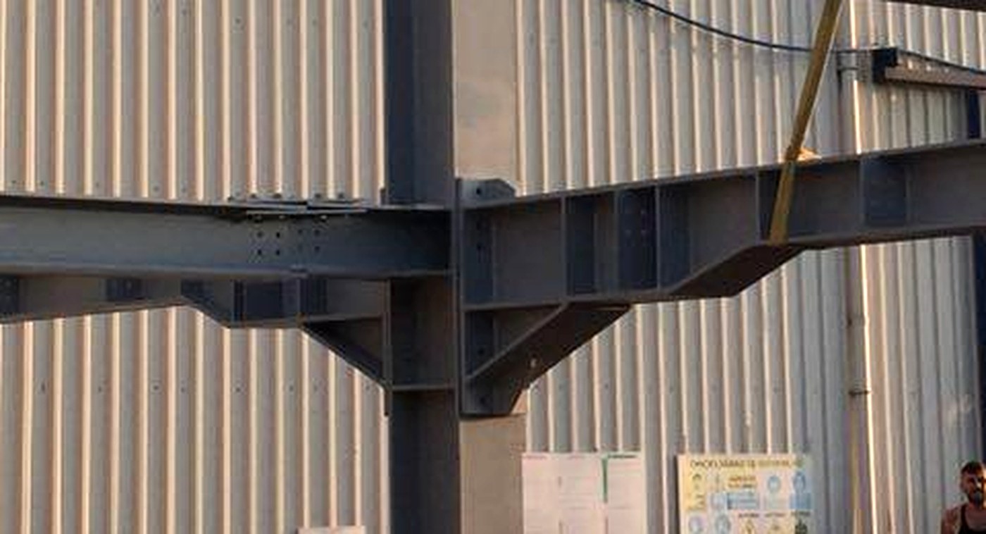 Çelik kolon ile kirişin guseli ve bulonlu birleşimi, gövde berkitme levhaları görünüyor