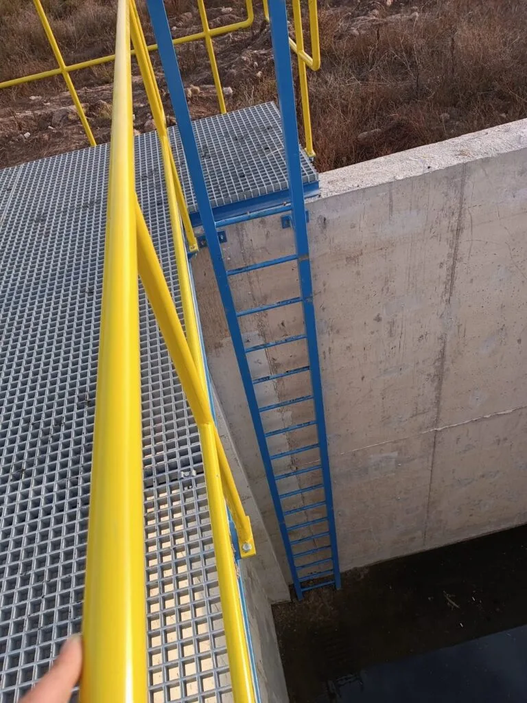 Sarı boyalı boru korkuluk, CTP ızgara platform ve gemici merdiveni birleşimi