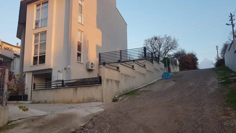 Bina çevresindeki istinat duvarı üzerine monte edilmiş çelik korkuluk