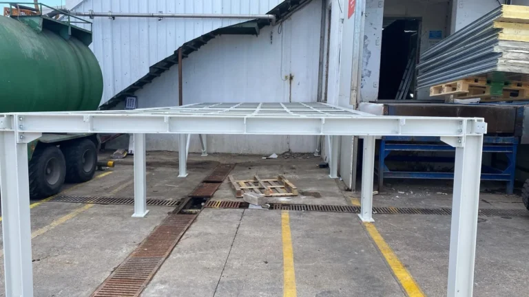 Montajı yapılan çelik platform iskeleti – farklı boylardaki kolonlar