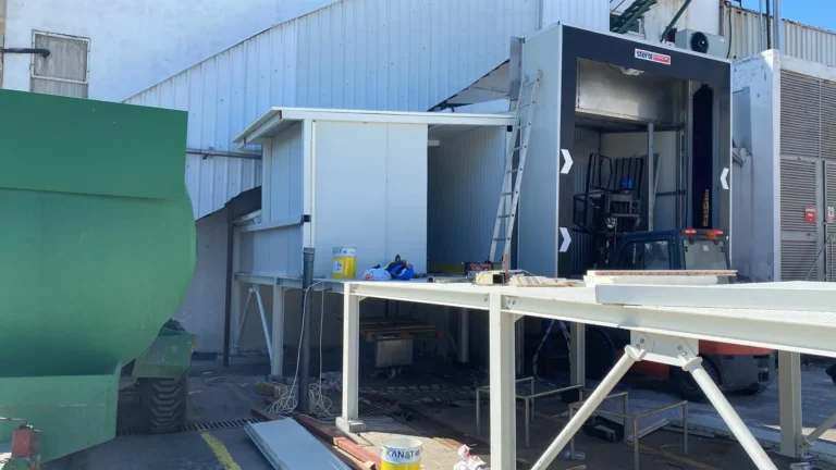 50 mm sandviç panel kaplama aşaması