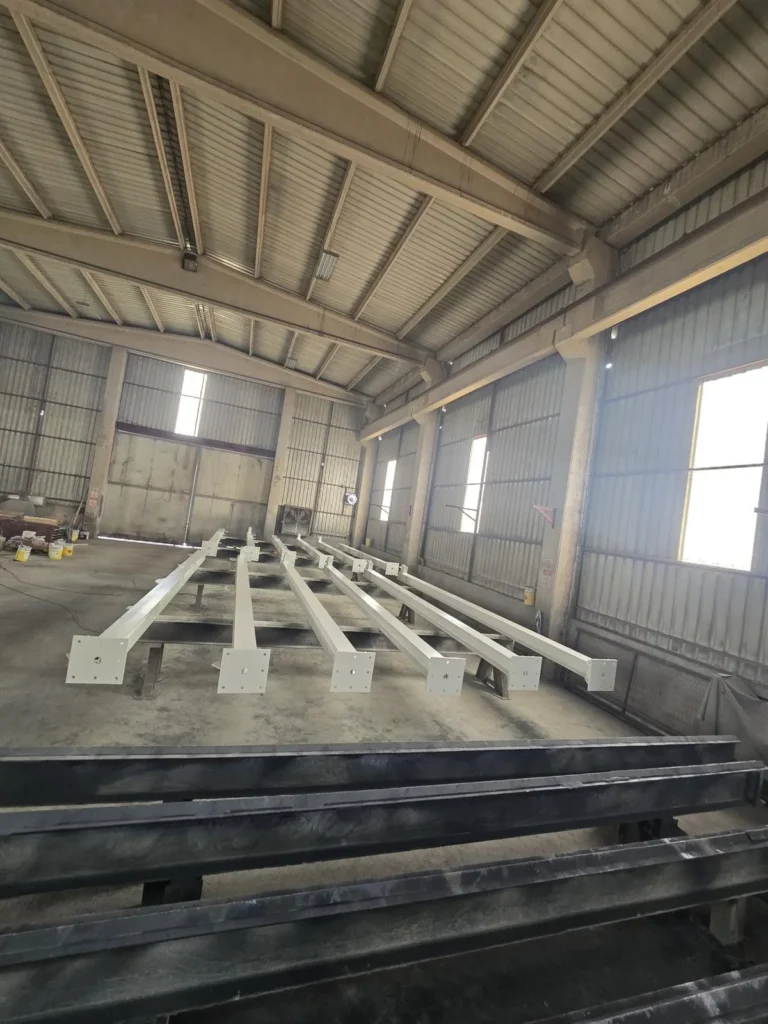 Erdek çelik villa boyalı çatı elemanları atölyede